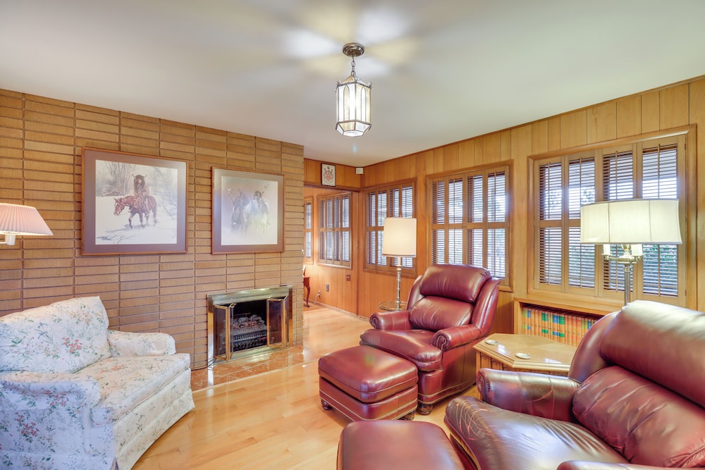 2 Living Areas + Library! Home 22 Mi to Mt Rose