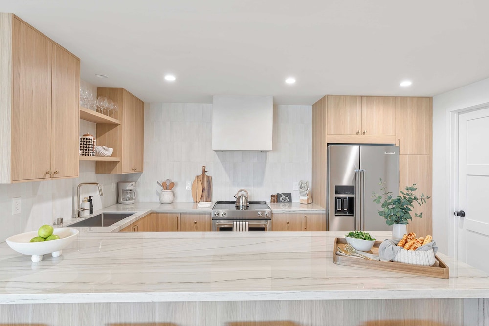 2 Homes in San Clemente by Avantstay Sleeps 26, Steps From Sunset Cliffs, Ocean Beach & Dining