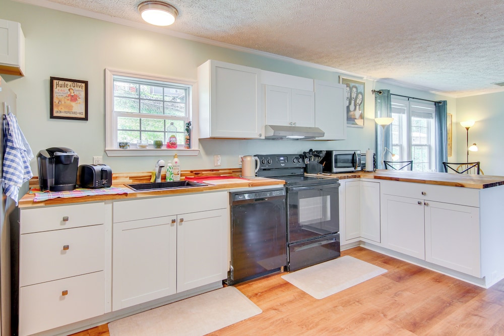 6 Mi to Blue Ridge Parkway: Home w/ Deck & Views!