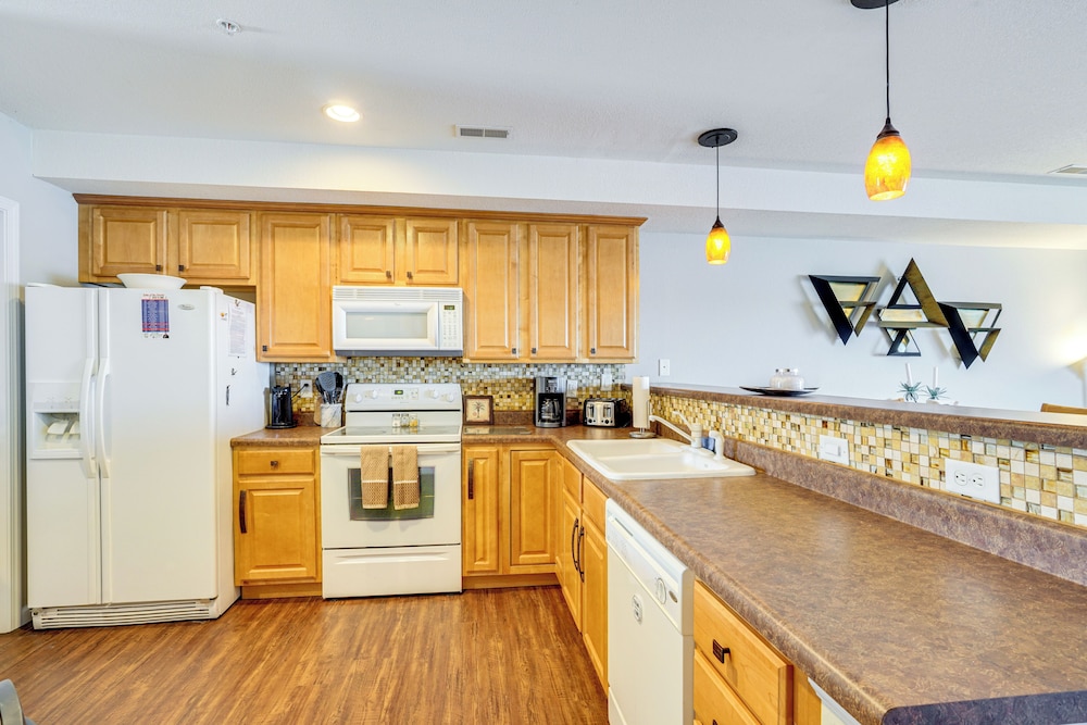 5th-floor Lakefront Condo: Elevator + Pool Access!