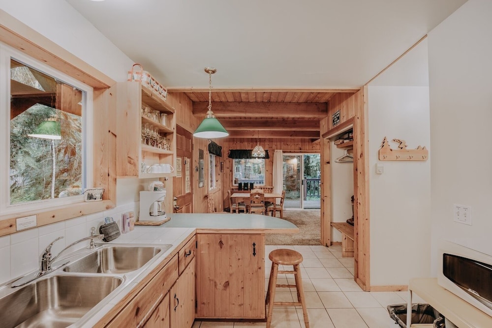 32mbr - Bbq - Pets Ok - Wood Stove - Sleeps 7 3 Bedroom Home by RedAwning
