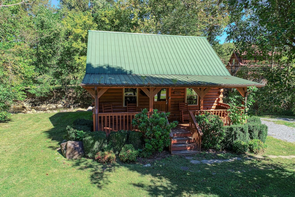 Creek Heaven - 2 Bedrooms, 2 Baths, Sleeps 6 Cabin by RedAwning