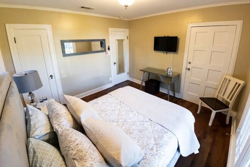 Updated 2BR House in Glendale With Private Fenced Yard Parking p2