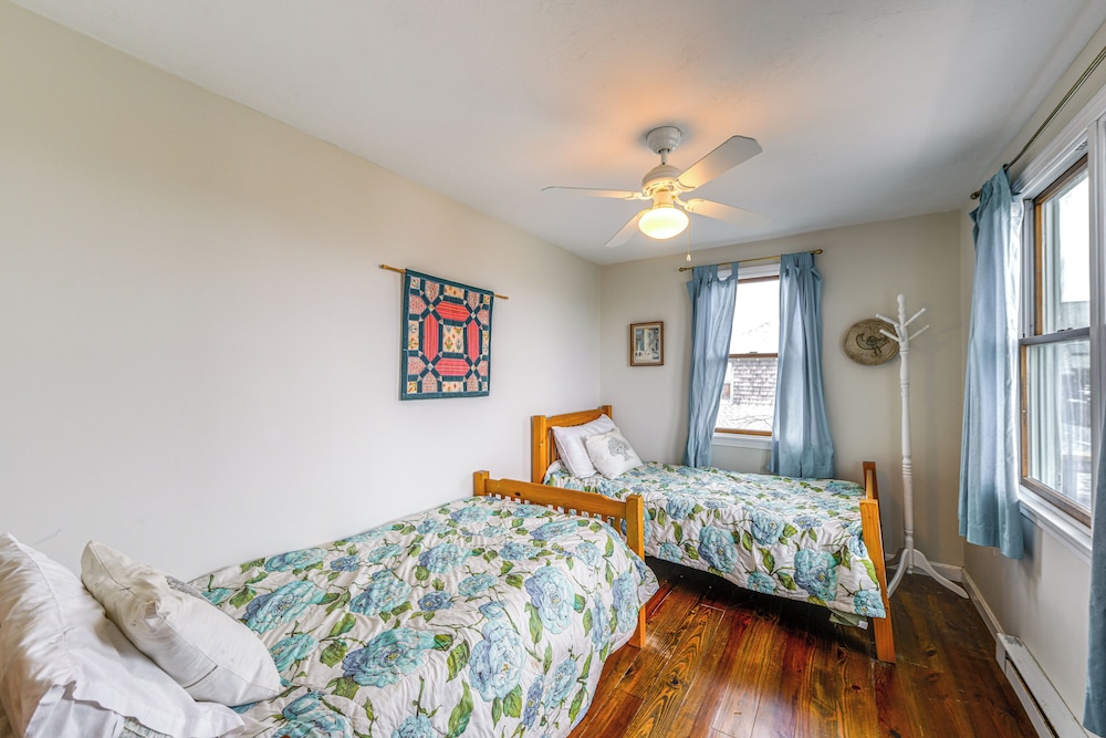 Marshfield Home w/ 4 Decks & Private Beach Access!