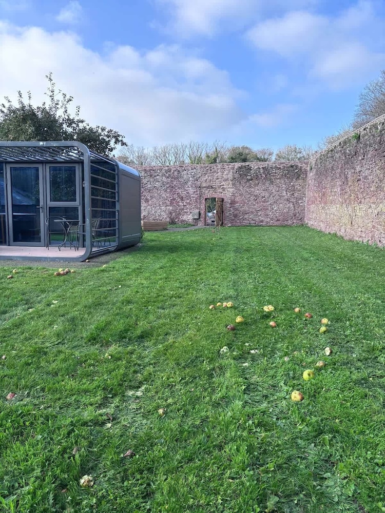 Glamping Pod With Hot Tub in Orchard