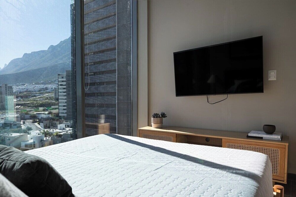 Modern Apts w Pool & Mountain View