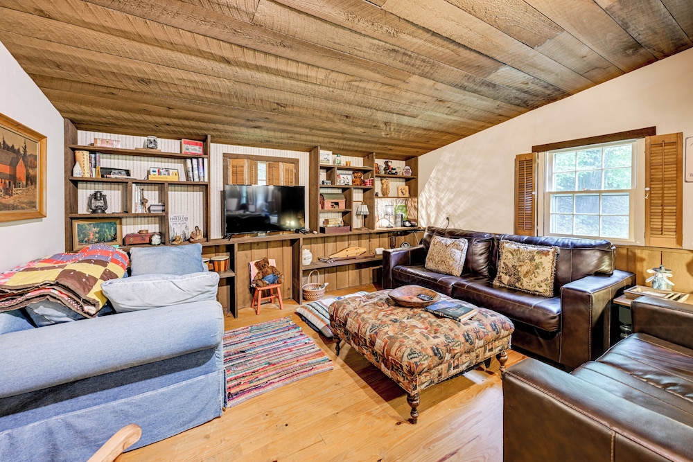 Trail Access & Tranquil Setting: Franklin Retreat!