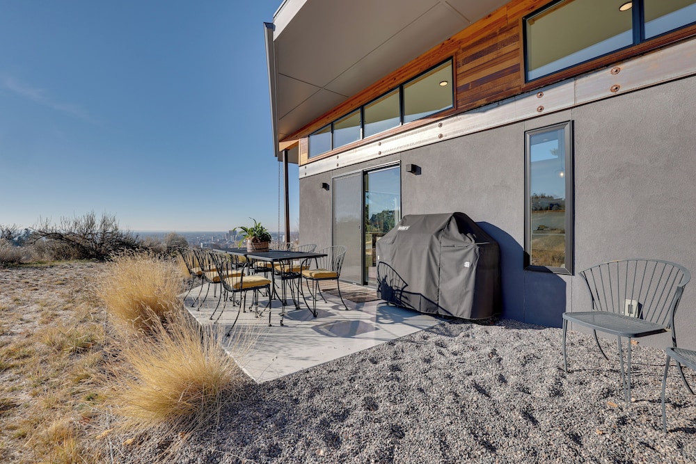 Luxe, Modern Studio w/ Sweeping City Views! view 5