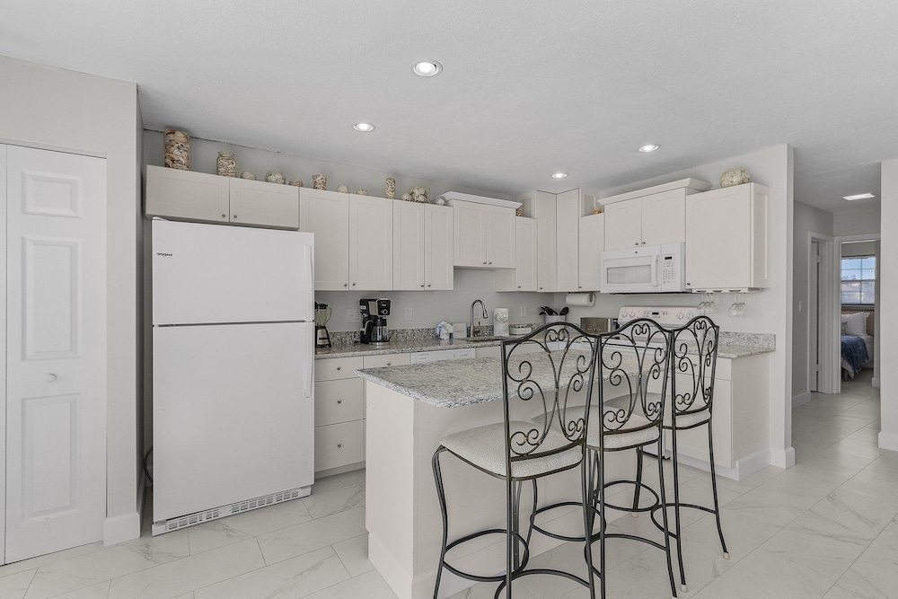 21591/3 Waterfront Duplex With Pool And Spa - Manor 4 Bedroom Home