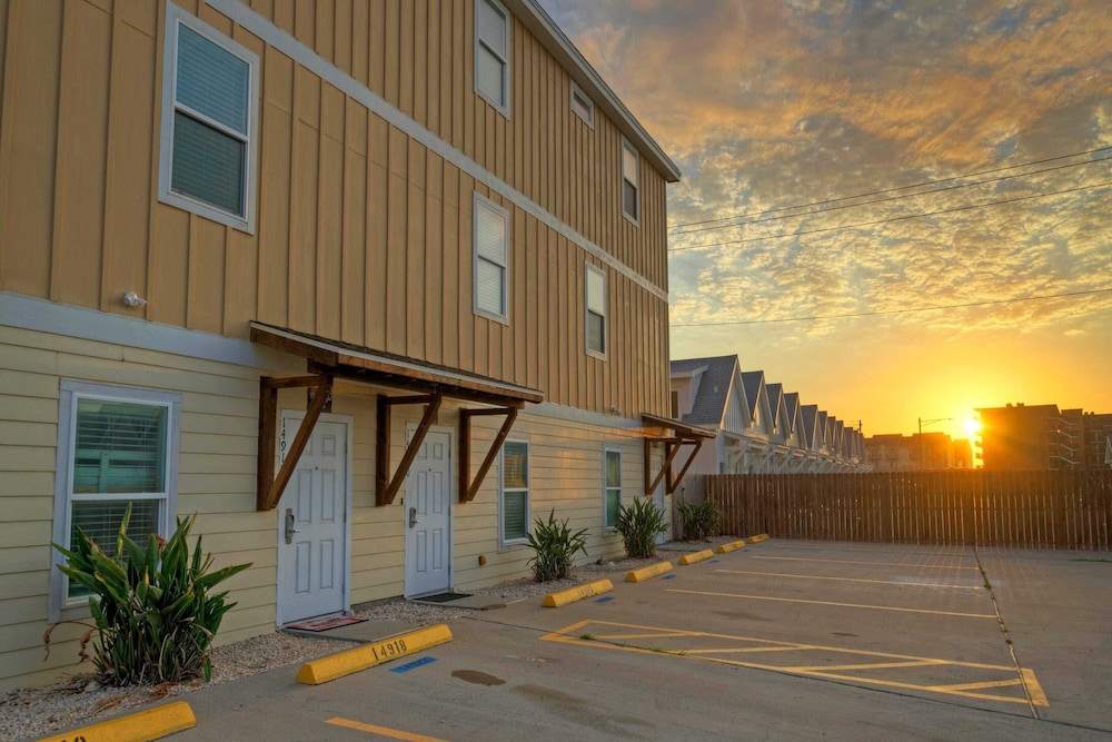 The Beautiful Place by Avantstay Mins to Beach + Family-friendly Pool