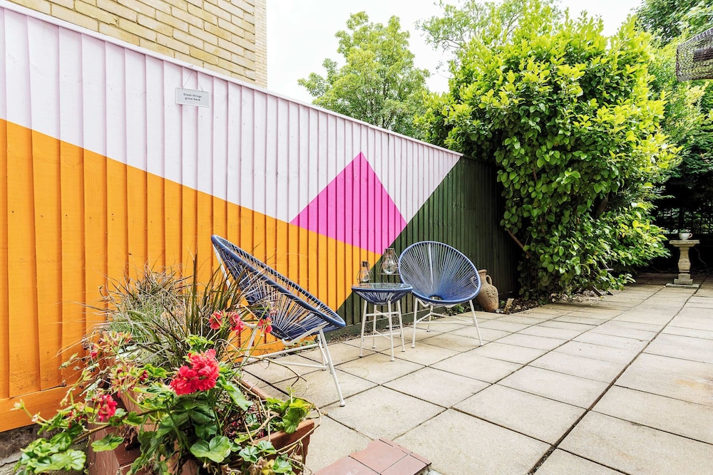 Chiswick Gem: Stylish 1-bed Flat for Modern Living