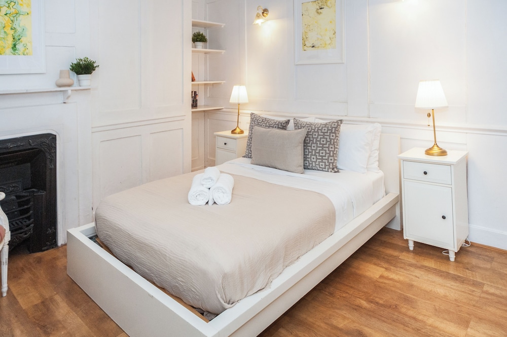 Spacious 3BR 2BA Flat in Central Soho