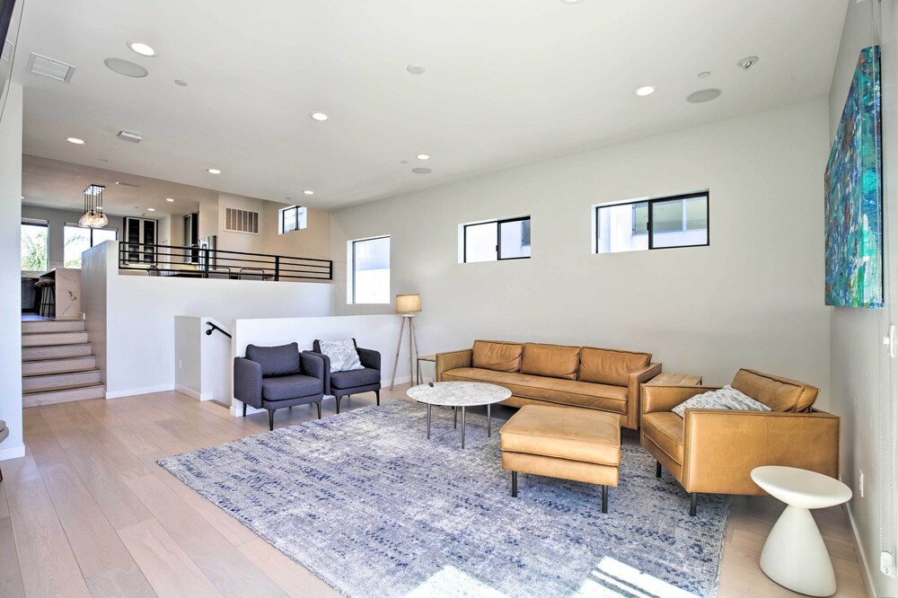 Chic San Diego Abode Rooftop Balcony + Bay Views!