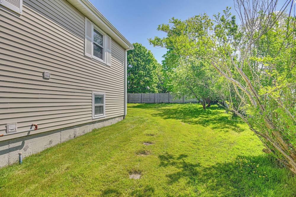 Coastal Home: 1 Mi to Beach, 2 Mi to Dtwn Newport!