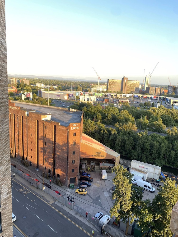 Lakeside - Central Apartment - Free Parking - Cinema Room