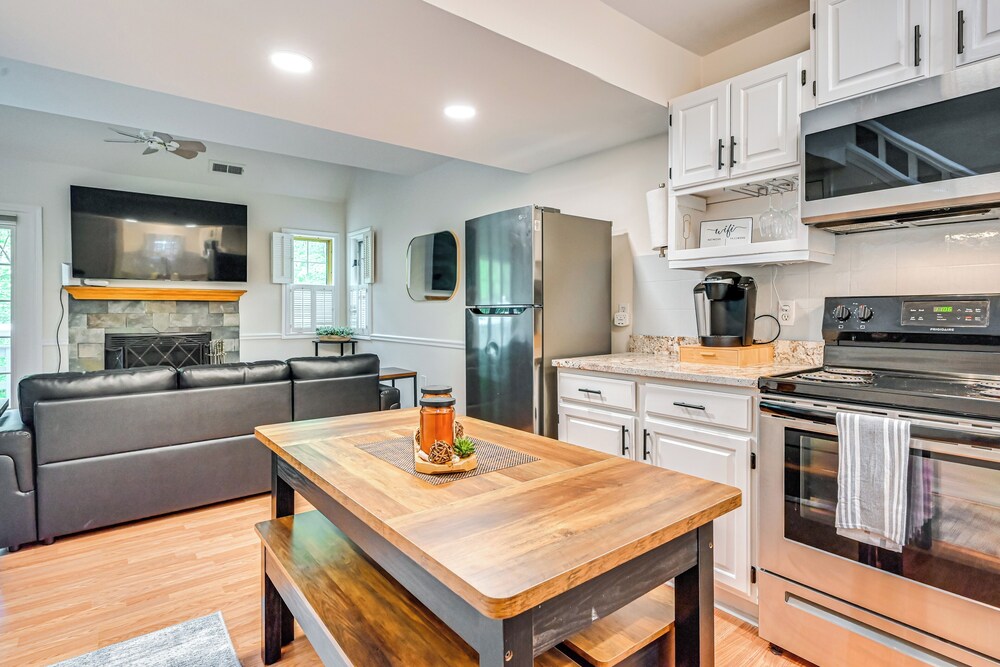 1 Mi to Mohegan Sun: Studio w/ Pool Access