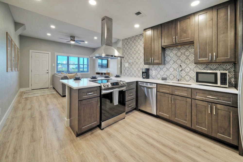 Steps to Sandfest 2 Condos in Beachfront Complex w/ Pool, Pickleball/tennis