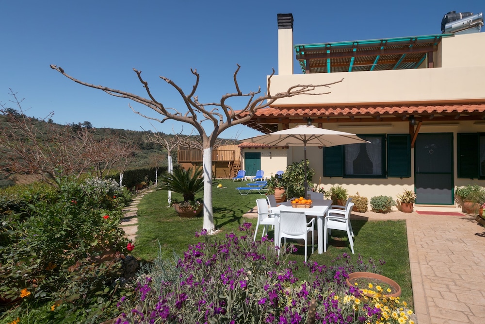 Traditional Ioannis Cottage...luxurious & Rustic With Ecological Heated Pool !!!