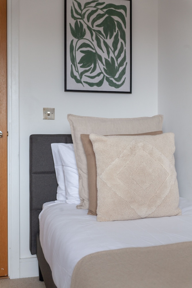 3 Bed Flat by Limehouse Basin