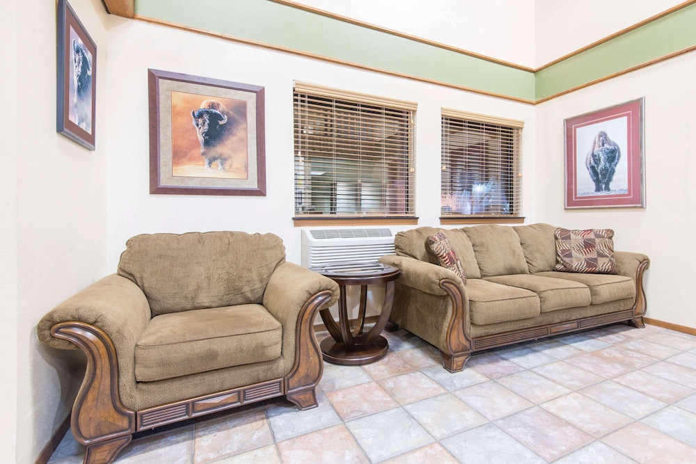 Buffalo Vacations - Super 8 by Wyndham Buffalo - Property Image 3