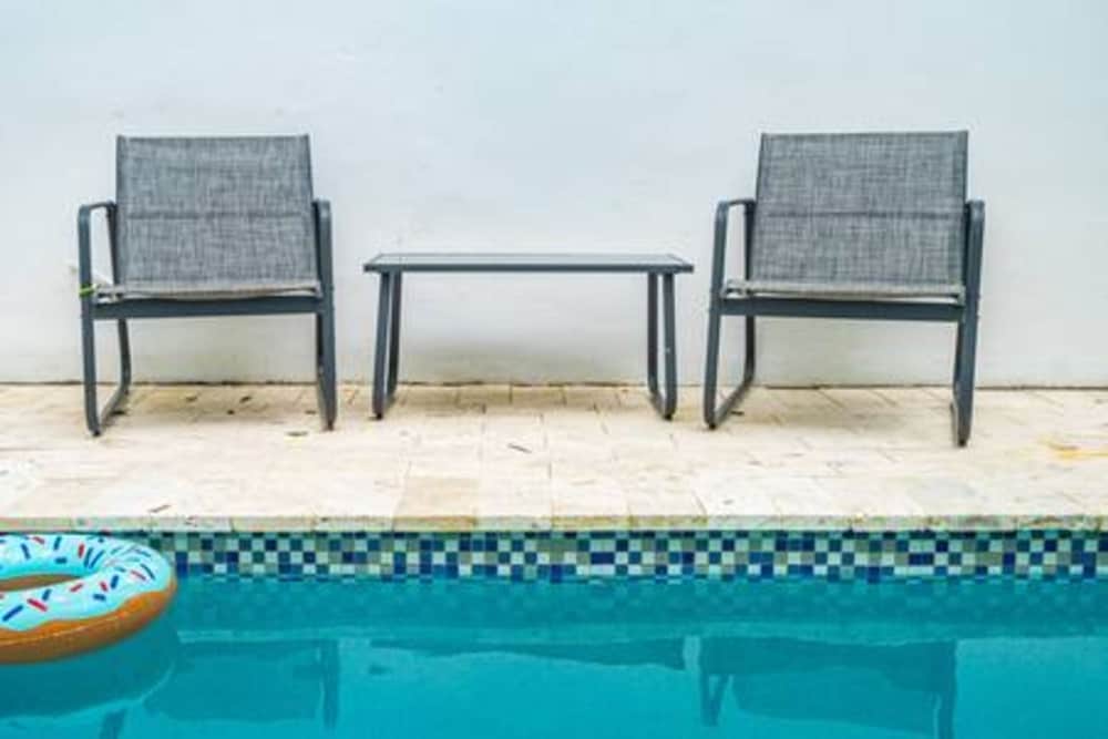 3282 SW 28th St Private Pool 4BD 2 5BA Parking Laundry Wi-fi