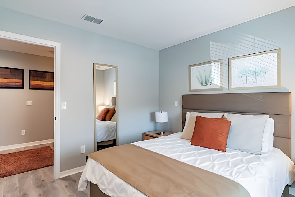 3bd/2.5ba Private Jacuzzi King Bed