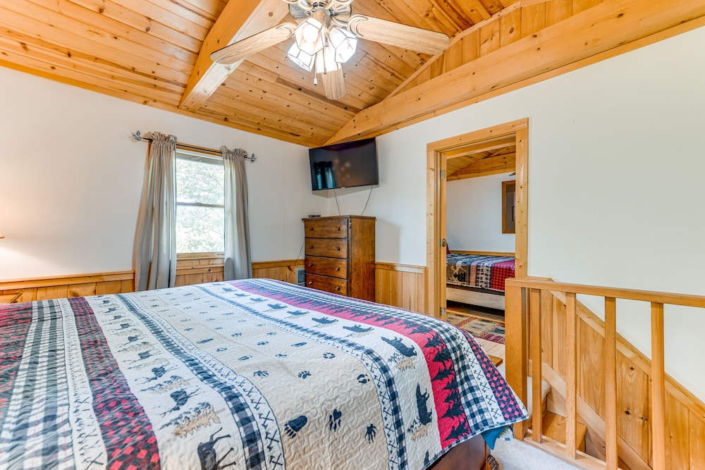 Peaceful Maggie Valley Cabin w/ Mountain Views!