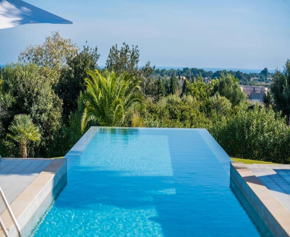 Spacious Villa With Infinity Pool