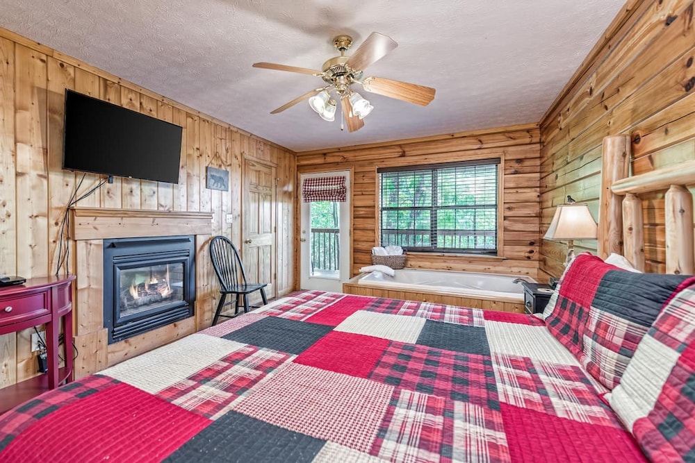 Smoky Mtn Lux Cabin Hot Tub Pool Views