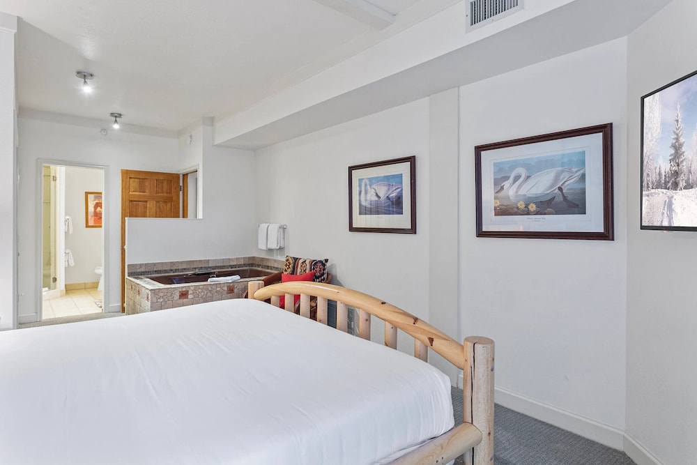 Powder Run at Deer Valley Resort - Two Bedroom Condo with Hot Tub #A12 2 Condo