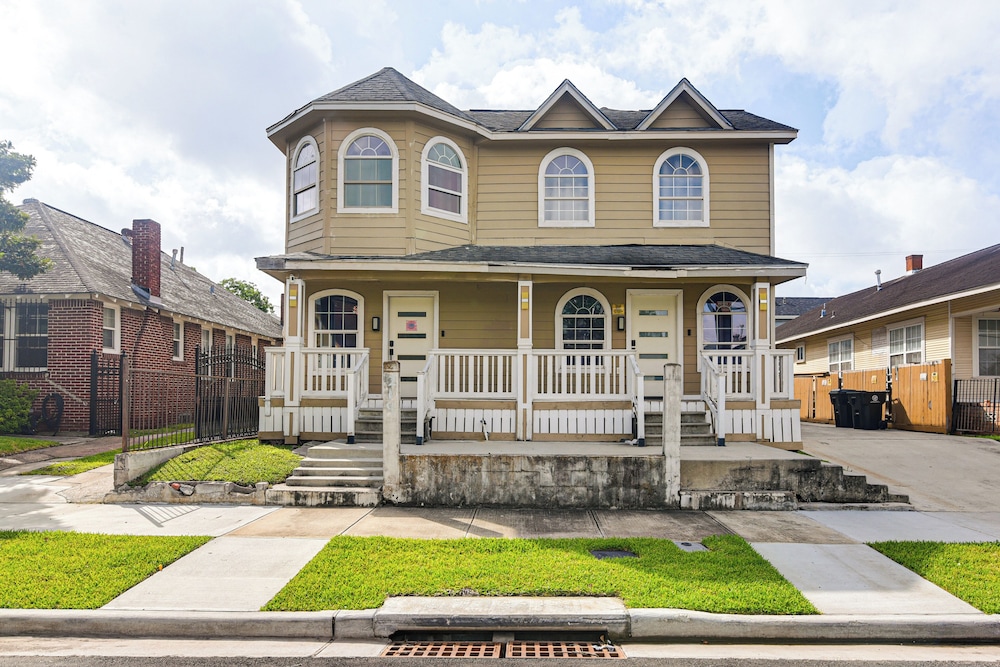 2 Mi to Dtwn, Steps to Dining: Houston Haven!