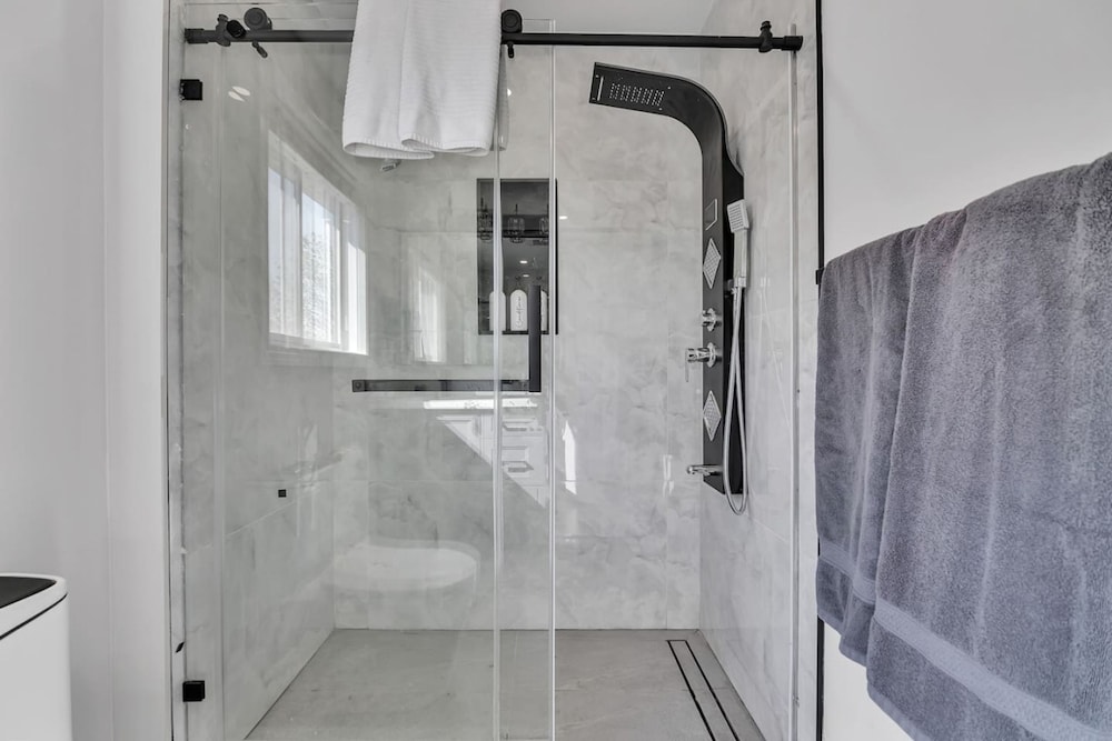 High-ceiling Home Relaxing Patio in Waterloo