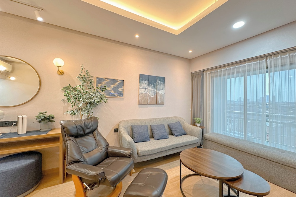 Modern Look With Wooden Accent 3Br At Kondominium Puncak Marina Apartment