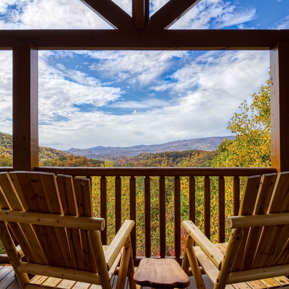 Awesome View Pool Hot Tub Game Room Fireplace