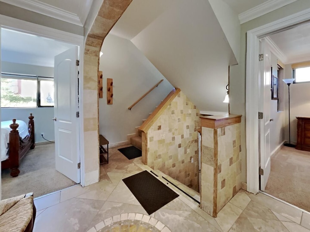 Deluxe Condo with Fireplace (Unit 623 at 1849)