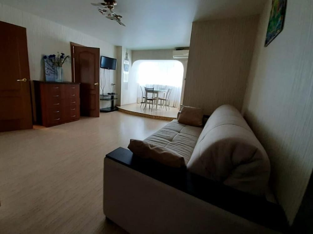 Cozy three bedroom apartment on Lenina