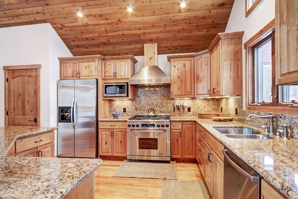 Pine Needle Lodge 5 Bedroom Home by RedAwning