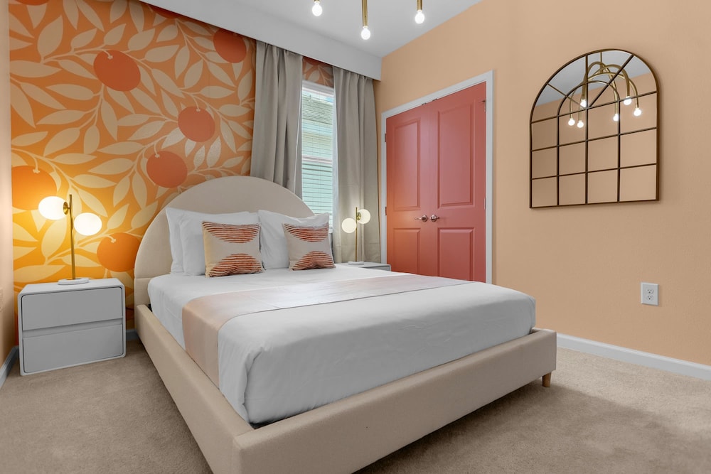Upstay - Karaoke Mansion w Pool Cinema Themed Rooms