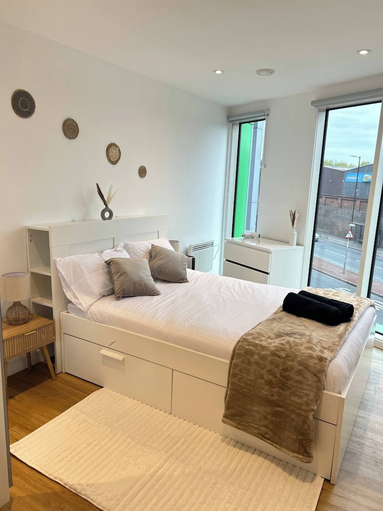 Spacious MCR Apartment - Gym - Terrace - Games Room - Free Secured Parking