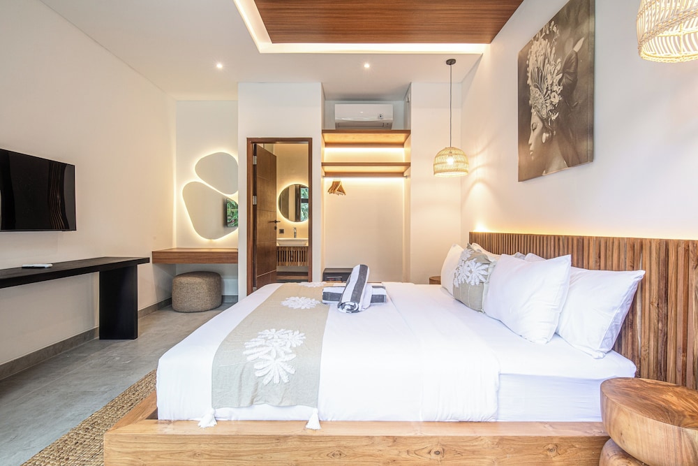 Enchanting 5BR Canggu Villa Moments to Sea