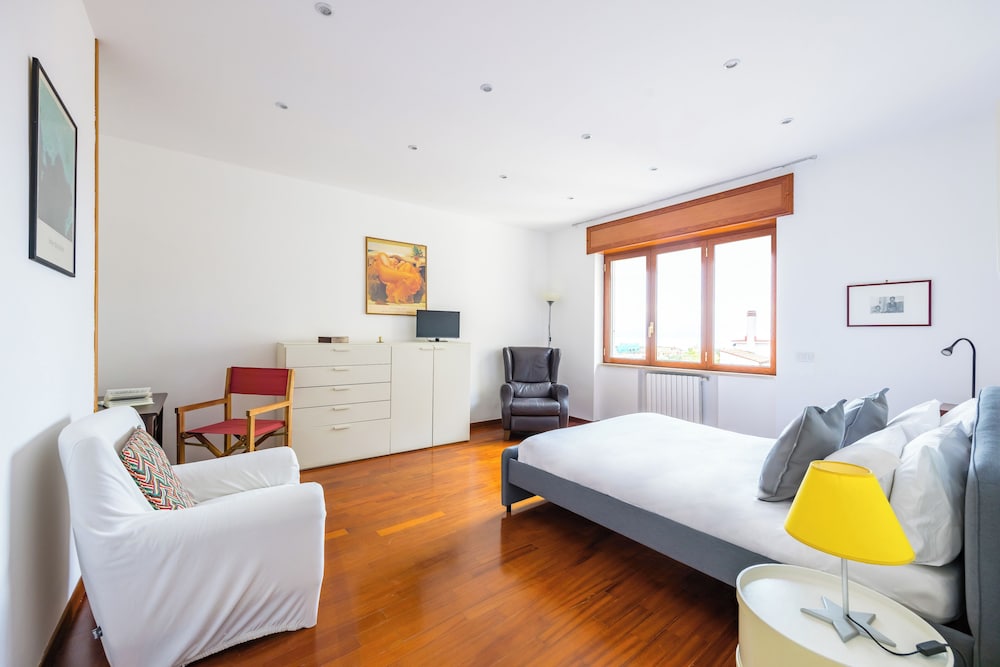 Colonna Classic Style Apartment