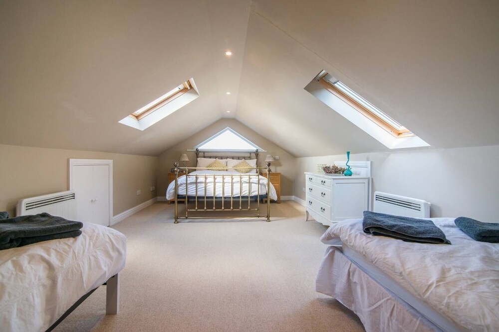 Super Spacious Barn Conversion With Free Wifi, Netflix Fireplace view 4