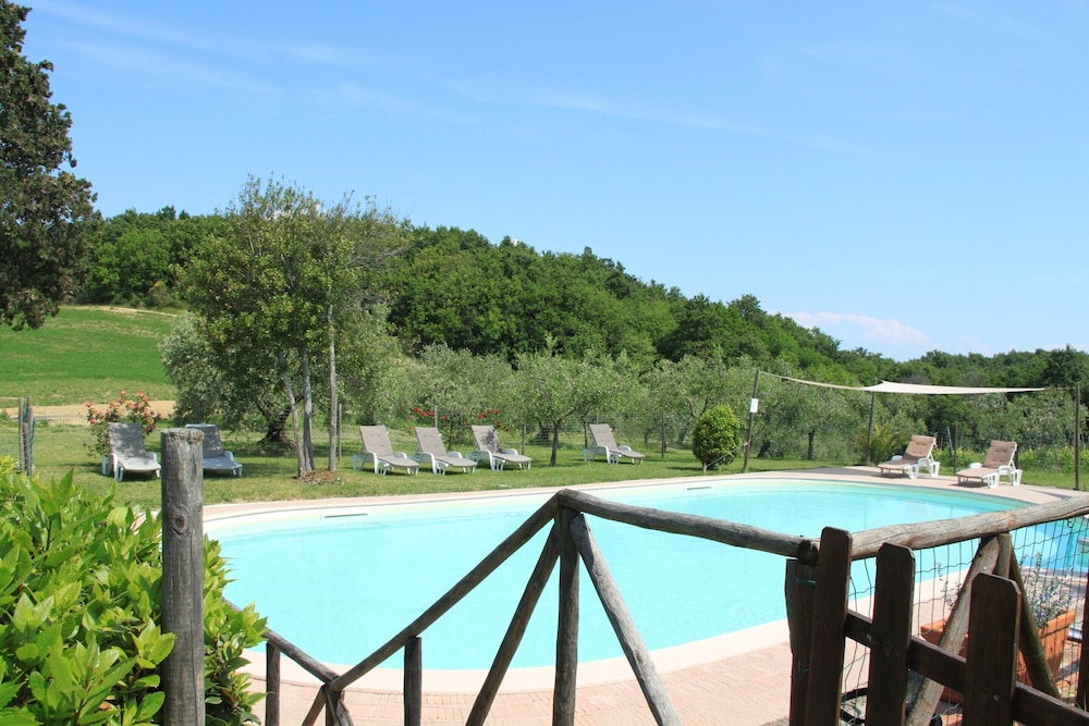 Apartment in Guasticce With Shared Pool