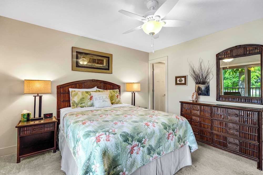 Carefree Tranquility at the Lake Waterfront Stay for 4 With Resort Amenities