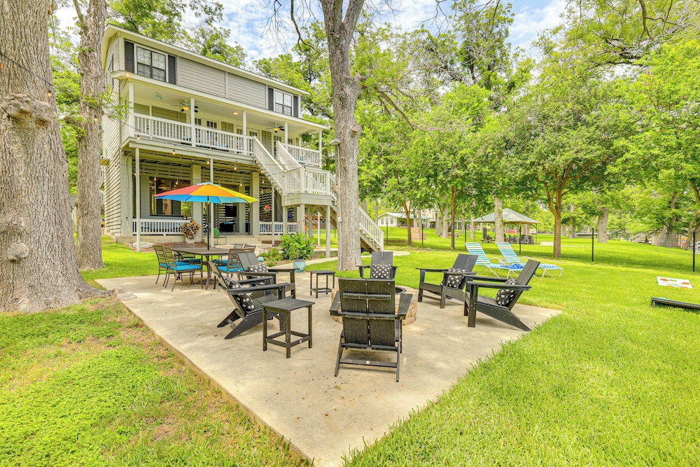 Mod on the Guad Home w/ Lake Mcqueeney Views!