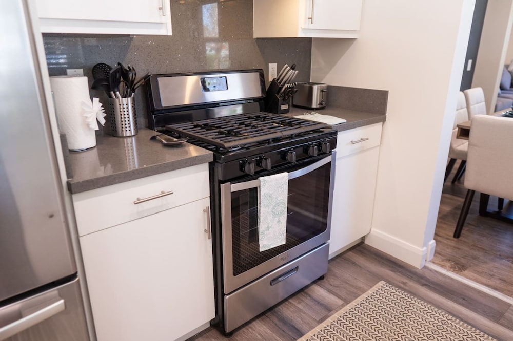 Remodeled 3BR House w Hot Tub Fenced Yard p58