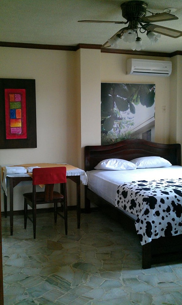 Golden Mar Hostal
