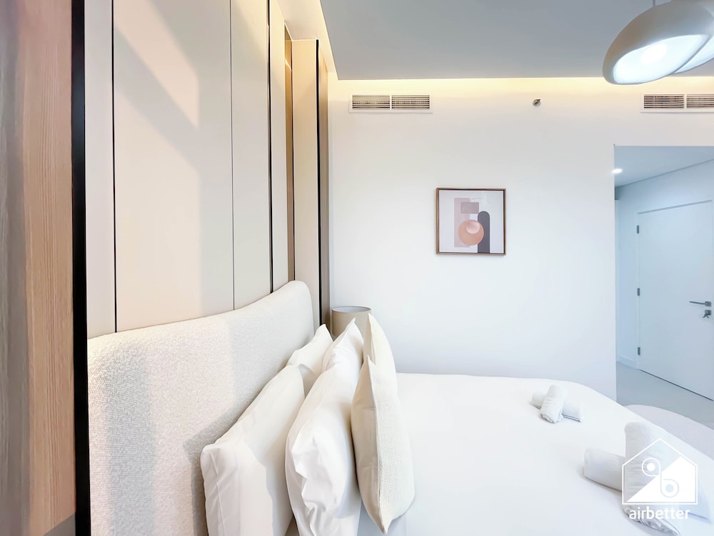 Luxury 1BR w/ Balcony & Burj Khalifa View