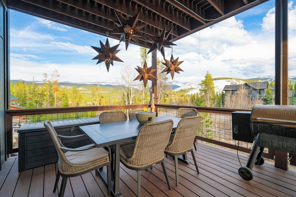 Winterhaven Estate by Avantstay Sleeps 19 Guests Mountain Compound w/ Views, Firepit, Hot Tub