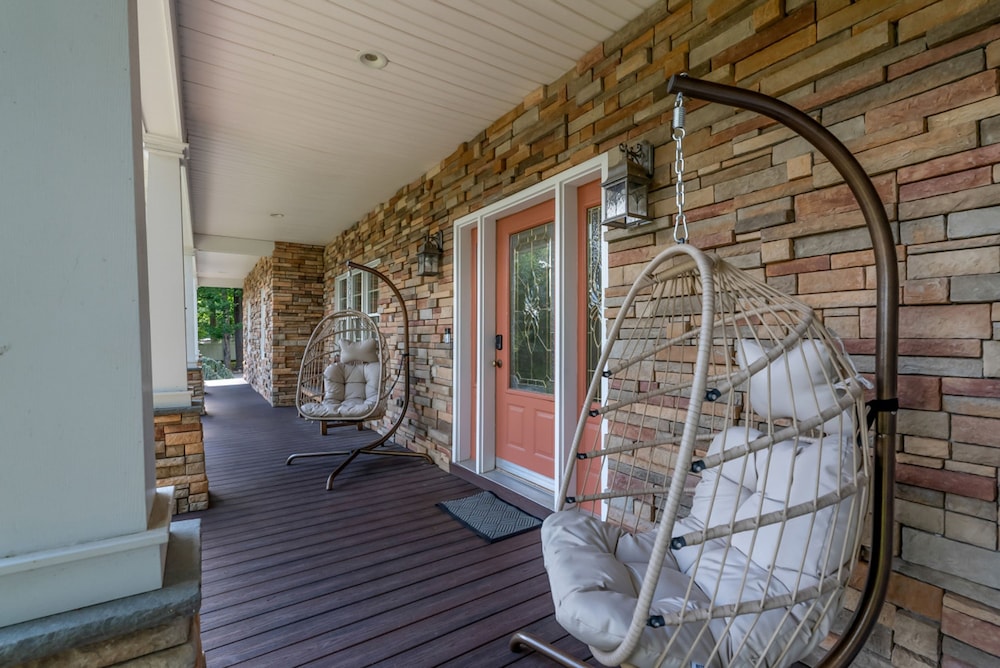 Cozy Family Retreat With Great Views and Game Room